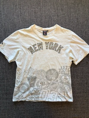 New York Yankees t-shirt - Sjukt eftertraktad New York Yankees T-shirt ~ 2000’s modell som inte längre produceras | st M/ size (sitter som S) | Rekomenderad längd mellan 170–180cm | färg vit | OBS kan gå ner lite i pris vid snabb affär! 🏄