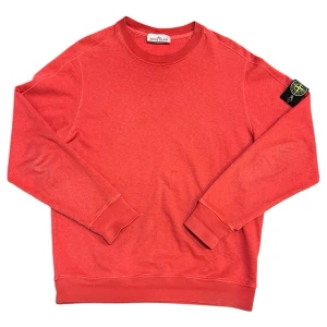 Stone Island Garment Dyed Red Sweatshirt - Den här varan kommer auktioneras ut på Sneakershyllan x Plick Live den Tisdagen 23 juni kl 18