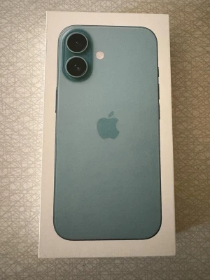 iPhone 16 128gb - Snygg blå iPhone 16 128gb från Apple med stilren design och rundade hörn. Baksidan är i glas och har två stora kameralinser samt Apple-loggan i mitten. Perfekt för dig som gillar modern teknik och cool färg. (Ai genererad text, men telefonen är 4 dagar gammal. Inga repor)