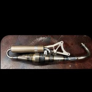 Avgassystem till alla alla gilera moped - Säljer ett avgassystem till Gilera moped som har varit i förrådet ståendes i par år. Det är en yasuni z krök med en technigas ljuddämpare! En av ljuddämpares fästen är av, så de behövs att fixas, Den kan andvändas likadant, bara att kan låta mer, utöver det super fin iprincip ny rör.