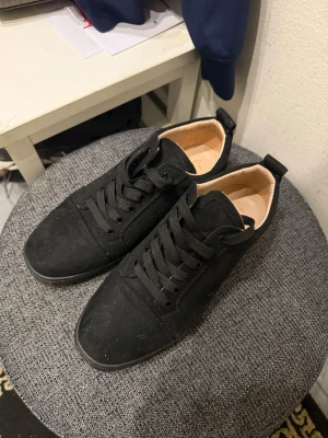 Sprillans nya Loubs! - Säljer ett par sköna Loubs som har använts. Lådan medföljer inte endast skorna kommer. Skicket är helt okej men ändå bra, det kan tvättas och se bättre ut. Vid snabb affär går det att diskuteras!