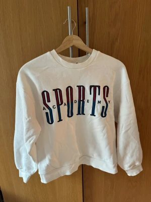 Sweatshirt  - Gullig sweatshirt ifrån Gina tricot 🥰 knappt använd och i ett jättefint skick 🙏 priset kan diskuteras vid snabb försäljning. Skriv för fler bilder med tröjan på! 