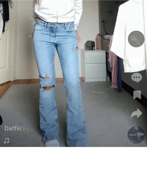 Ljusblå bootcut jeans med slitningar - Superfina jeans från Gina o storlek 164/xs❤️