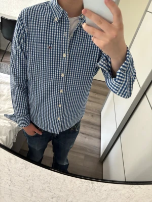 Hollister skjorta  - Hollister skjorta i mycket bra skick, inga defekter! Storlek S men kan även passa M. Modellen på bilden är 170, 60kg! Hör av er vid frågor eller minsta fundering 🙌  Se mått nedan:  Längd: 66 cm  Bred: 48 cm  Ärm: 62 cm