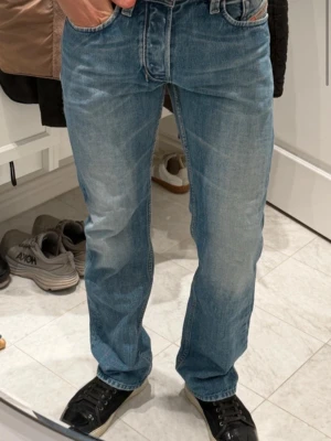 Diesel Larkee - Säljer ett par klassiska blå jeans från Diesel, modell Larkee. Jeansen har rak/ lite bootcut passform, normal midja och snyggt tvättad denim med ljusa partier. Perfekta för en avslappnad och stilren look. Skriv vid funderingar!