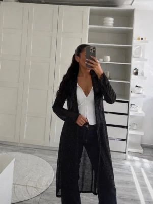 Glittrig kimono  - Perfekt festplagg med paljetter och glitter som ger en lyxig och elegant look. Kan bäras över klänning, topp eller outfit för fest, nyår, event eller utekväll. 