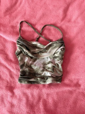 Grön camouflage topp  - aldrig använd 