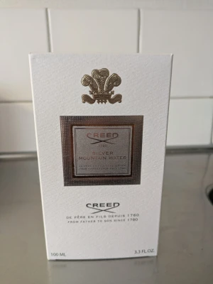 Creed Silver Mountain Water 100 ml säljes - Endast testad ett fåtal gånger, så flaskan är i princip full. Komplett med originalkartong och originalinlägg. Matchande batchkod på flaska och kartong (DM4525C01). Modern batch. En klassisk Creed-doft med fräsch citrus, grönt te och ren mysk. Elegant, frisk och lättburen året runt. Förvarad mörkt och svalt. Fler bilder kan skickas vid intresse.