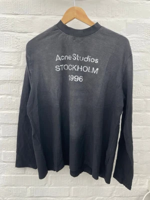 Acne Studios långärmad tröja  - Svart långärmad tröja från Acne Studios. Helt ny i storleken S. Men skulle säga att den passar mer som en M. Måtten: Längd: 69  Axelbredd: 49