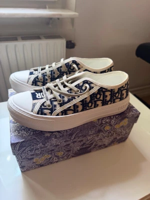 Dior Walk sneakers - Aldrig använd . Digital kvitto finns