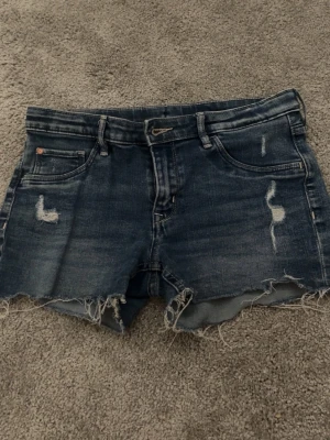& denim jeansshorts - blåa jeansshorts med slitningar från denim, storlek 152 (EU). bra skick och nästan oanvända. säljs p.ga att dom är för små för mig💖💖