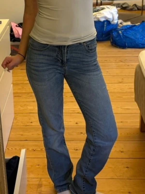 Blå jeans - Säljer ett par blå flare jeans. Jeansen har normal midja och är tillverkade i denim med lätt tvättad look. Perfekta för dig som gillar en enkel och tidlös stil.💗🙌🏼 Vet tyvärr inte vad det är för storlek eftersom det ej står i de men skulle gissa på S!!