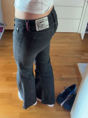 Cheap Monday booty bei lowrise bootcut - Cheap monday jeans i st 28/32 som är utsvängda. De har tvättats ur lite och finns viss färgslitning längst ned då de varit för långa för förra ägaren, jag har aldrig använt de då de inte passade💕