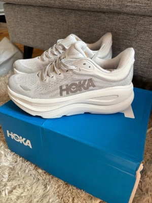 Hoka bondi 9 - Sprillans nya hoka skor 