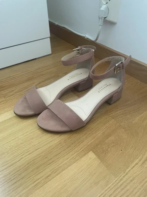 Rosa/nude klackskor - Rosa/nude klackskor med liten klack från Stocholm i strl 39. Använda 1 gång så i jättefint skick. Nypris 999kr