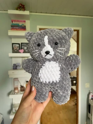 Virkad katt  - Supermjuk och gosig grå katt med vita detaljer på mage, nos och morrhår. Virkad av mig efter beställning. Katten har svarta plastögon och en liten svart nos. Perfekt som gosedjur eller dekoration i rummet.