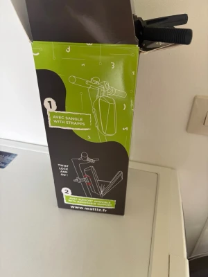Svart väska för elscooter från Wattiz - Praktisk svart väska från Wattiz som fästs på elscooterns styre. Väskan har hårt skal, dragkedja och flera innerfack för småprylar. Perfekt för att ha mobilen, nycklar och andra viktiga saker nära till hands när du kör.