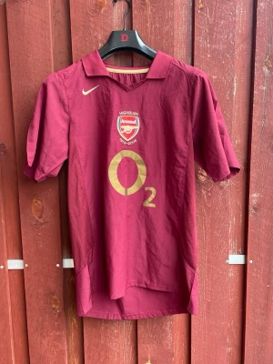 Arsenal  tröja Henry 14 - Henry i Arsenal strl M herr. Kopia, tröjan är 100% polyester och plastig i känslan, därav priset