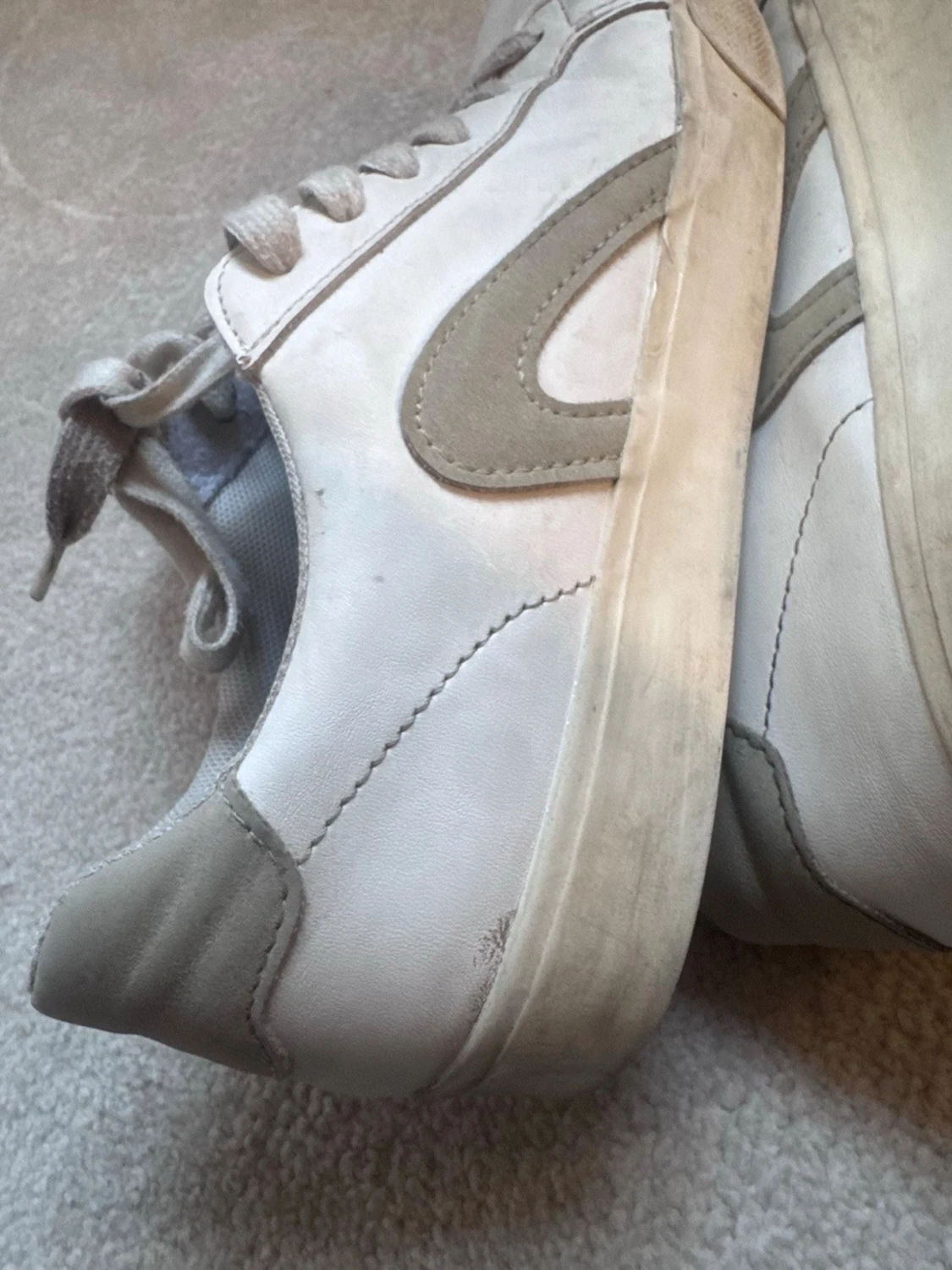 Vita sneakers med grå/beiga detaljer - 5