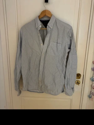 blå skjorta  - blå vit skjorta från tommy hilfiger, säljer pga för liten. 