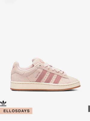 Adidas Campus rosa sneakers - Snygga Adidas Campus sneakers i ljusrosa mocka med klassiska tre ränder i en mörkare rosa nyans på sidan. Skorna är endast använda en gång och jag säljer dem då jag köpte fel storlek. Skriv för fler bilder eller andra frågor💞