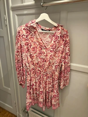 Blommig klänning rosa och vit Zara - Supersöt klänning från Zara i storlek S! Klänningen är perfekt till skolavslutning eller bara till sommaren. Den är i fint skick 