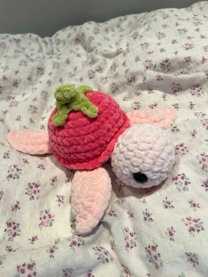 Virkad jordgubbs-sköldpadda - Ett tag sedan jag gjorde sköldpaddor men här kommer en rosa jordgubbs-sköldpadda. Kommer helt klart få bli fler av dessa i andra färger🥹🌸🩷