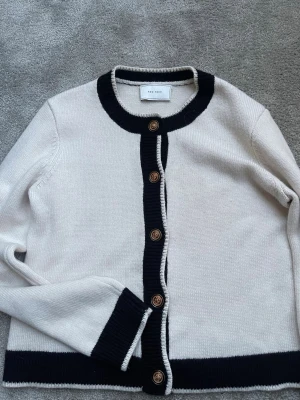 Stickad kofta från Neo Noir - Säljer en fin stickad kofta i storlek 36 från Neo Noir. Knappt använd, inte allt stickig och i jötte bra skick. 