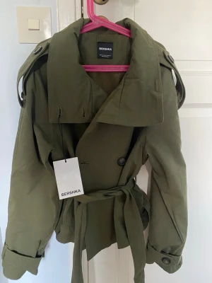  trenchcoat från Bershka - Säljer min helt nya trenchcoat från Bershka. Aldrig använd och med prislapp. Storlek XS. 