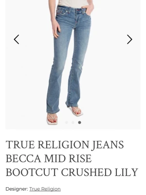 True Religion bootcut jeans blå - Snygga blå bootcut jeans från True Religion, modell Becca Mid Rise. Jeansen har medelhög midja, klassisk femficksdesign och är tillverkade i denim med lätt tvättad look. Perfekta för dig som gillar en avslappnad men trendig stil. Nästan aldrig använda 
