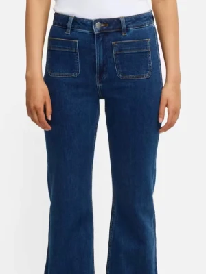 Mörkblå bootcut jeans med fickor - Snygga mörkblå bootcut jeans med två stora fyrkantiga framfickor och hög midja. Jeansen har klassiska sömmar och bälteshällor. Perfekta för en trendig och avslappnad stil. Tillverkade i denim med lätt stretch. Storlek W25 L32. Passar de som som bär 32/34/36 i jeans. 