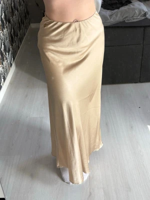 Pernilla Wahlgren satinkjol  - Super fin beige/guld satinkjol ifrån Pernilla Wahlgren - köpt på Ullared 💛 Storlek M Knappt använd - super fint skick!  Jag är 167cm för referens 🥰