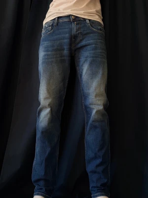 Blå jeans från Replay - Säljer ett par klassiska blå jeans från Replay med snygg fade framtill. Jeansen har fem fickor, normal midja och är gjorda i mjukt denimtyg. Perfekta för en avslappnad och trendig look. Jeansen är storlek W29 L30