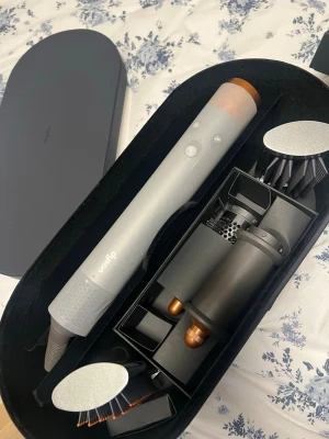 Dyson Airwrap multistyler i silver - Säljer en helt Dyson Airwrap multistyler i silver och koppar med flera utbytbara tillbehör för styling av hår. Fick den i födelsedagspresent så har inte kvittot till den och har redan en som jag knappt använder