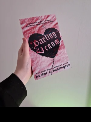 Dark romance bok - Darling Venom: Helt ny och oläst. Nypris 163 kronor ( amazon ). Katt finns i hemmet. Jag har fler böcker till salu