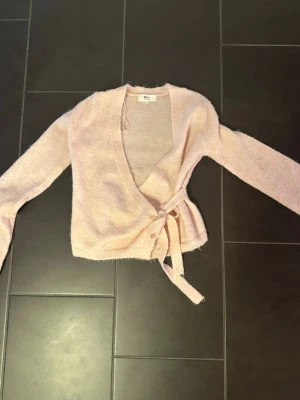 Stickad Yoga tröja  - En jätte gullig tröja med knyte i sidan. 