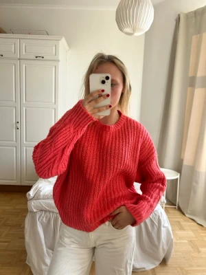 Rosa chunky stickad tröja💖💖 - Säljer en chunky stickad tröja i en härlig rosa färg. Tröjan har oversized passform, rund halsringning och långa ärmar med bred ribbstickning. Perfekt för att hålla sig varm och stilsäker under kyliga dagar.