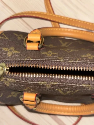 Speedy liknande  - Liten brun väska. Perfekt skick förutom lite missfärgning på dragkedjan 