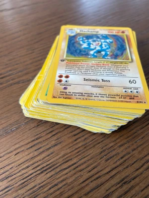 Samling Pokémonkort vintage 1999 fram - Stor samling Pokémonkort med blandade generationer och olika typer av Pokémon. Korten har gul ram och motiv i färg, bland annat Machamp, Mr. Mime, Magnemite och Jolteon. Perfekt för samlare eller dig som vill bygga din egen kortlek. Wotc vintage 1999 framåt, holo first edition, base set, jungle, fossil, neo, gym, rocket mfl