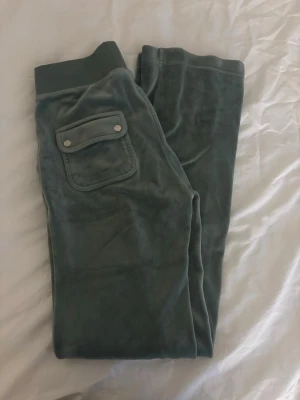 Gröna juicy sweatpants - I fint skick, kommer inte till användning längre. Mycket sköna att ha hemma och går att styla!
