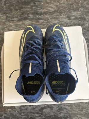 Nike mecurials elites limited edition - Ett par snygga Nike mecurials superfly 7. M 44.7km/h CR7 signatur skor. Har bra passform och dem är väldigt bekväma. Bra kvalité och knappt tecken av användning. Nypris ca 3000kr