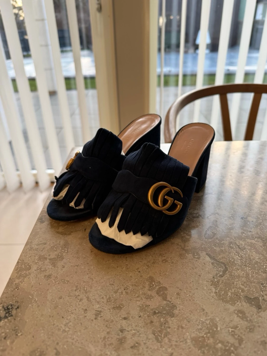 Mörkblå sammetsandaler från Gucci - 1