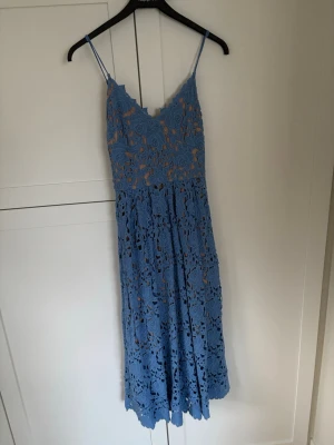 Blå spetsklänning med smala axelband - Superfin blå långklänning med smala axelband och v-ringning från hm limited edition. Klänningen har ett vackert blommigt spetsmönster och är fodrad undertill. Perfekt för sommarens alla tillfällen där du vill känna dig extra fin🤍Nyskick