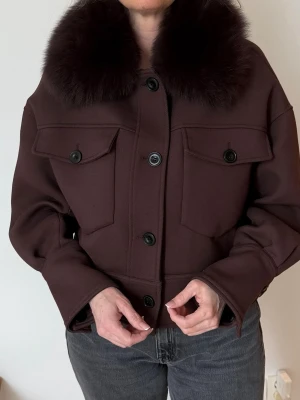 Meotine Charlie Jacket - Brun jacka från Meotine. Modellen heter Charlie Jacket, pälskragen är 100% rävpäls och går att ta av och sätta på. Storleken på jackan är XS/S och det är en oversized modell. Jackan är använd väldigt få gånger och är därav i väldigt bra skick! 