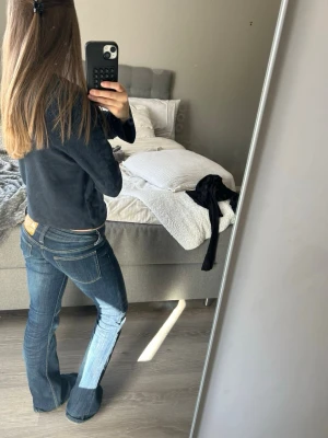 Fin topp med knytning  - Säljer en fin blå topp med knytning fram går att ha ett linne under så byn inte syns! 💞