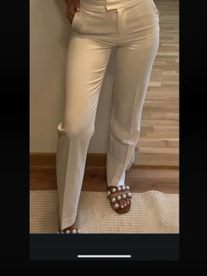 Vita raka kostymbyxor H&M - Kostymbyxor från h&m. Endast använda en gång ijättefint skick,Superfin passform åpassar verkligen till allt, både till vardag och finare tillfällen💞