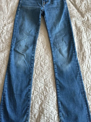 Blå bootcut jeans från Zara - Säljer ett par klassiska blå bootcut jeans från Zara