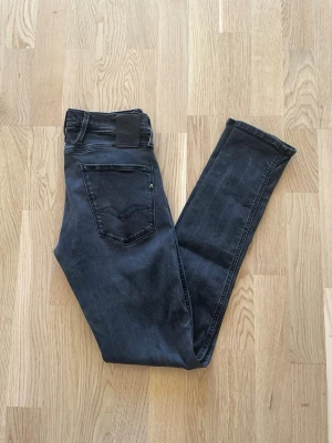 Svarta Replay Anbass jeans W29 L32 - Jag säljer dom här riktigt snygga Replay Anbass jeansen i storlek W29 L32. De är i fint skick utan defekter. Tveka inte att höra av er!                      Mått: Längd=38cm. Midja=106cm