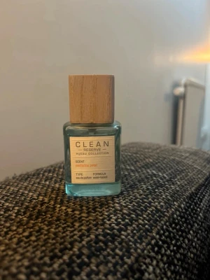 Clean Reserve H2EAU Nectarine Petal - Fräsch parfym från Clean Reserve H2EAU Collection i doften Nectarin Patol. Flaskan är fyrkantig i genomskinligt glas med en ljus träkork och har en enkel, modern etikett. Parfymen är vattenbaserad eau de parfum och har en stilren och naturlig look. Den är 30ml.