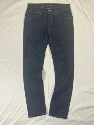 Nudie Jeans Thin Finn – Dry Dark Grey – Strl W31/L32 - Färg: Mörkgrå dry denim | Modell: Thin Finn slim fit | Storlek: W31/L32 | Skick: 10/10 | Stretch | Hör av dig vid frågor!